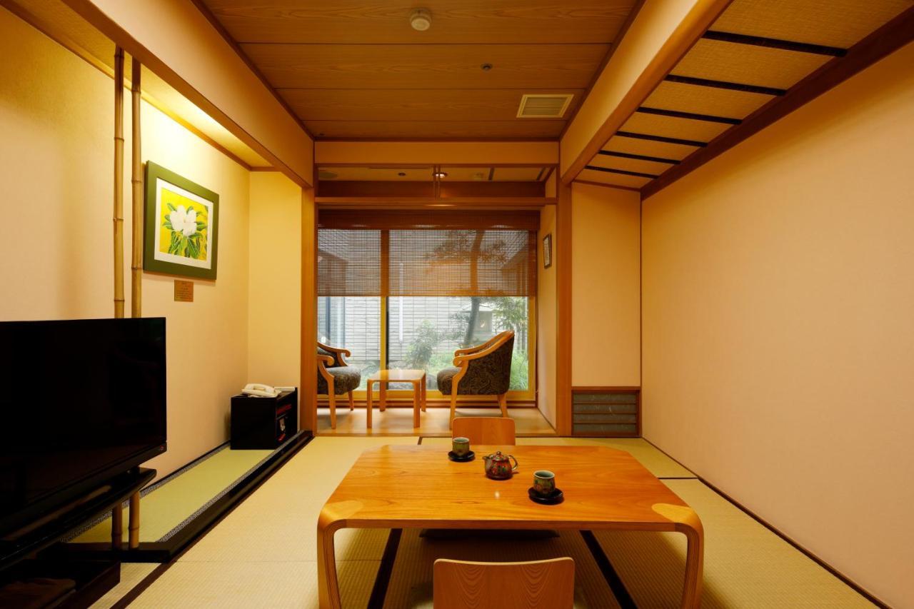 Kanazawa Hakuchoro Hotel Sanraku -Natural Hot Spring- Exterior foto A traditional Japanese room