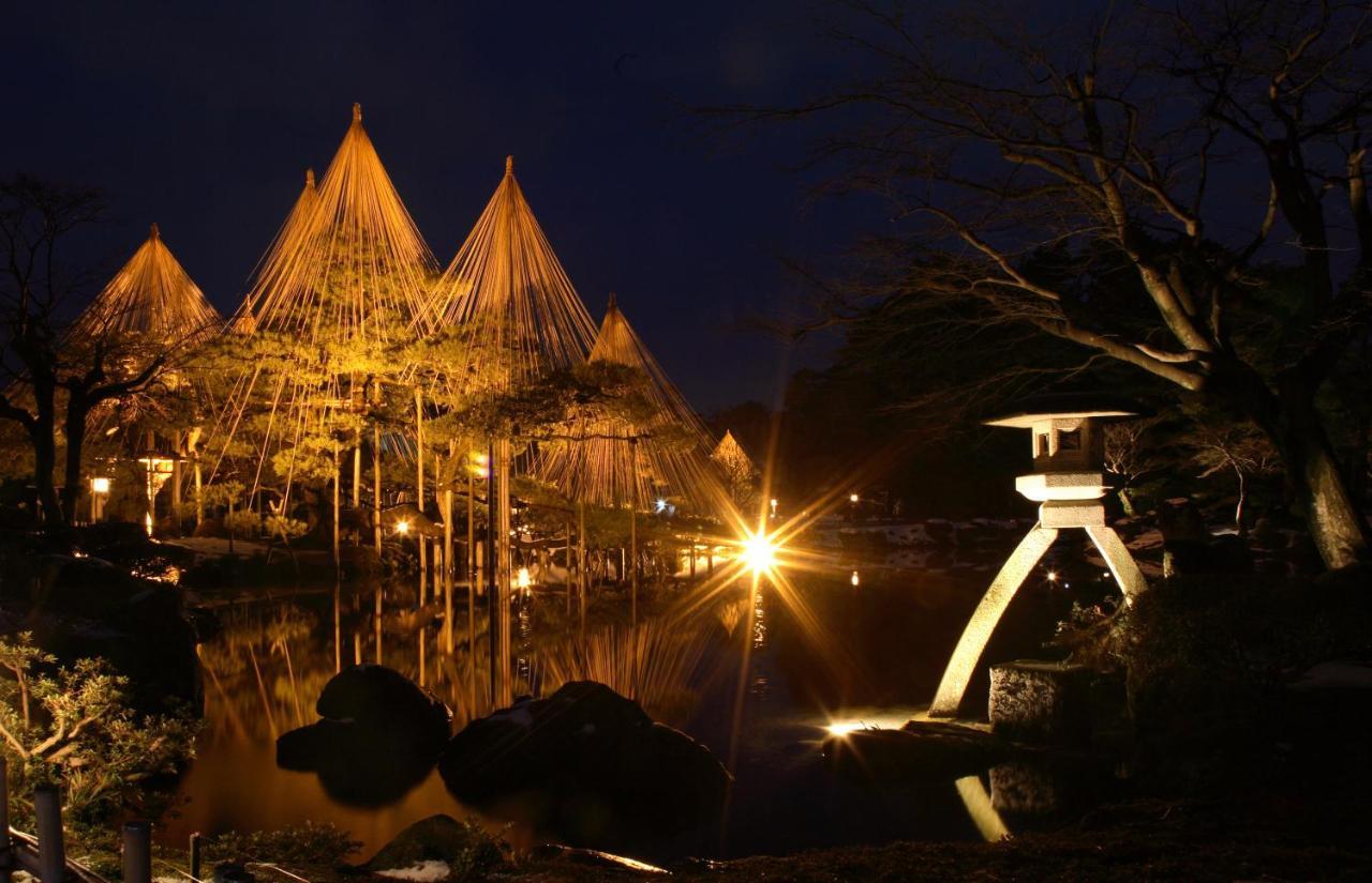 Kanazawa Hakuchoro Hotel Sanraku -Natural Hot Spring- Exterior foto The resort at night