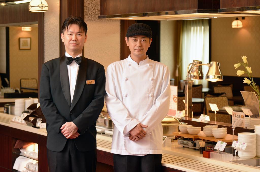 Kanazawa Hakuchoro Hotel Sanraku -Natural Hot Spring- Exterior foto A butler and a chef at a hotel in Japan