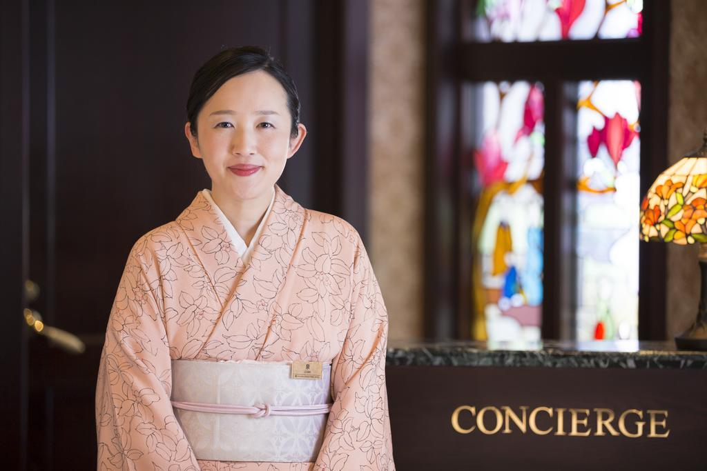 Kanazawa Hakuchoro Hotel Sanraku -Natural Hot Spring- Exterior foto A concierge at the Concierge Desk at the Ritz-Carlton, Osaka